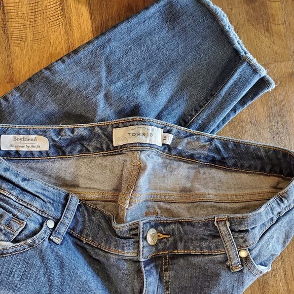Torrid Distressed Boyfriend Jeans Raw Hem Size 14 - Picture 3 of 6